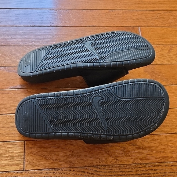 Nike Black and White Slide Sandals Size 8 - Picture 6 of 7